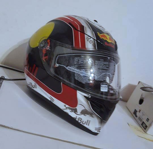 Peinture aérographe casque redbull red bull 