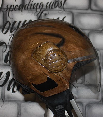 Peinture casque aérographe imitation bois