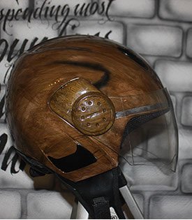 Peinture casque aérographe imitation bois