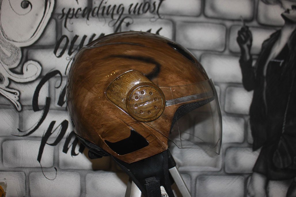 Peinture casque aérographe imitation bois